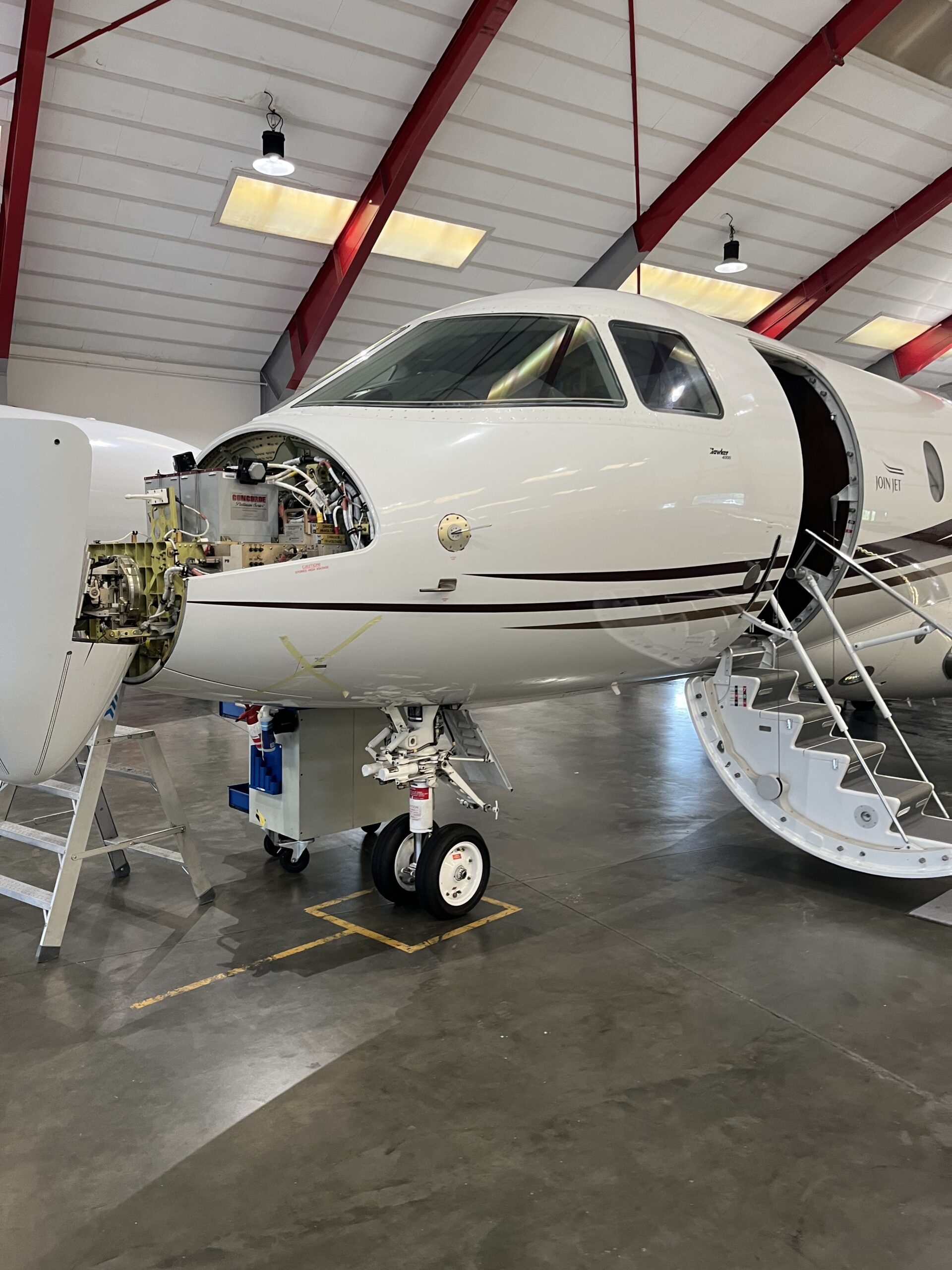 Flyvedligeholdelse i hangar